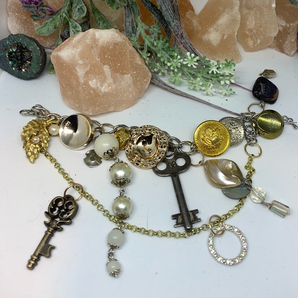 Skeleton key vintage feel charm bracelet, unique!! - Picture 2 of 5